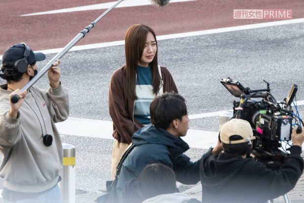 2024年11月初旬、ひとり涙を流すシーンもあり、神妙な面持ちでロケに臨んでいた元「日向坂46」齊藤京子