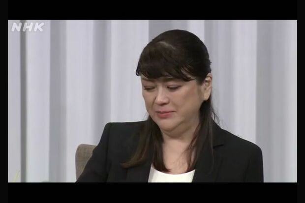 会見中涙ぐみ藤島ジュリー景子氏（NHKより）