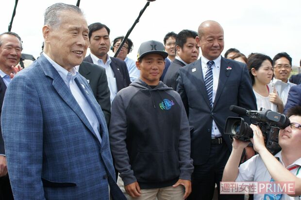 森喜朗氏らの現地視察を出迎える大原選手（中央）＝2017年6月
