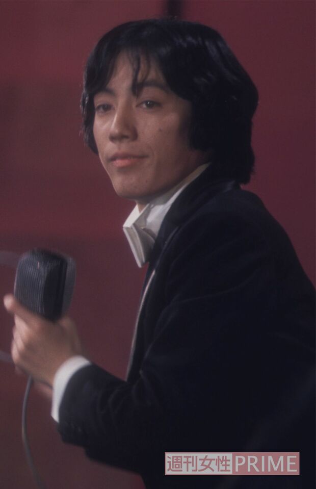 若かりしころのジュリーと志村さんは長髪にタレ目という風貌で、当時「似ている」と巷では言われていた。それを生かした