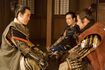 35話より、父・昌幸(草刈正雄)、信幸(大泉洋)、信繁(堺雅人)が向かい合うシーン (NHK提供)