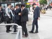 東京・JR新橋駅前の喫煙スペース。仕切りの外で喫煙する人もいる（一部モザイク加工）
