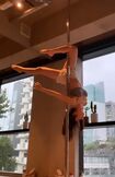 ポールダンスを練習する熊田曜子（SNSより）