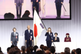 ミラノ・コルティナ冬季五輪のTEAM JAPANの結団式に出席した秋篠宮ご夫妻と、団旗を持つ坂本花織旗手代行（2026年1月18日）
