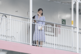 フェリーの下船前にはデッキの通路にお出ましになり、集まった人々にお手振りする佳子さま