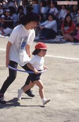 IMALU（当時4歳）の幼稚園の運動会で親子競技に参加する大竹しのぶ（1993年10月9日）（1/3）