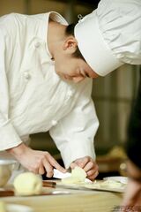  ペティナイフを使ってじゃがいもを薄切り。その速さにビックリ!