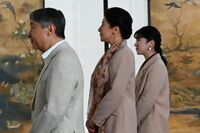 《愛子さまはメガネをかけて鑑賞》天皇陛下の「彬子ちゃん」呼びににじむ“はとこ”との関係…奇跡の襖絵に…