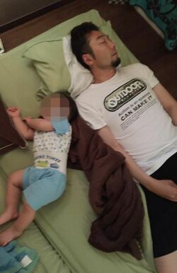 眠っている夫と子どもをそっと上から撮って(池田純子容疑者のフェイスブックより、※画像は一部加工)