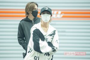 朝7時、合コンを終えて外に出てきた堂本光一と上田竜也（2022年）