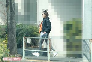 森星は大きめのトートバッグを持って、ラフな服装でマンションから出てきた