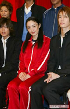 仲間由紀恵の脇をKAT-TUNの亀梨和也と元KAT-TUNの赤西仁が