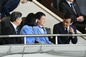 栗山英樹氏の解説を受けながらWBCを観戦される天皇ご一家（撮影／JMPA）