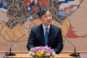 64歳のお誕生日に際し、宮殿内で事前に記者会見を行った陛下（宮内庁提供）