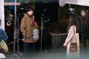 2024年4月上旬、NHKドラマ『Shrink』撮影中の中村倫也と井桁弘恵