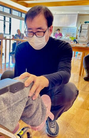 認知症で離職後、特別養護老人ホームから声がかかり、利用者にリハビリを行う彰さん