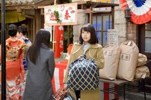新しい住まいとなる『あかね荘』へと足を向けるみね子。“お隣さん”になる住人たちが、どんな人なのかまだ彼女は知らない……　(c)NHK