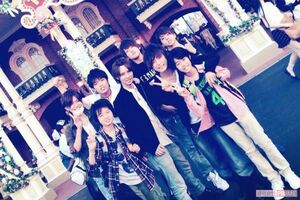 後列左から元Jr.の田中誠治、原嘉孝、目黒蓮、寺西拓人。前列左からKEY TO LITの井上瑞稀、森継亮太、田中斗希、金田耀生(2014年5月)