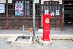 愛知県・豊川稲荷境内には国内現役最古の丸型郵便ポストが。 1912年製で、郵便の文字が右書きで書かれているのは現在、日本に2つしか存在していないとか。撮影/大嶺こず恵