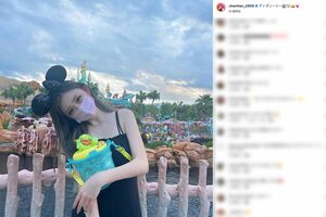 ディズニーシーで“ミッキー”のカチューシャをつけるゆうちゃみ（公式インスタグラム）