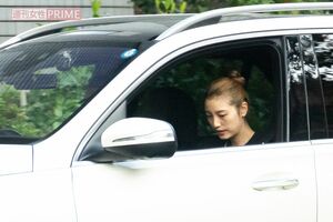 2023年11月下旬、三幸秀稔選手が運転する車の助手席に乗る木下優樹菜。元夫は車の事故を起こし自粛中も木下は関係ない様子