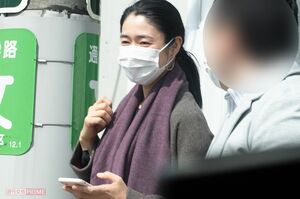 '20年、記者の直撃に対し笑みを浮かべながら答えた小雪