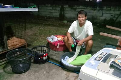 洗濯板を使い自分の手で家族のために洗濯をする吉岡さん