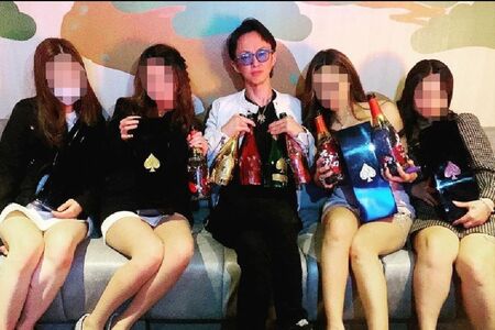 複数本のシャンパンを手に持つ酒ヤクザの板谷博希被告（本人のSNSより）