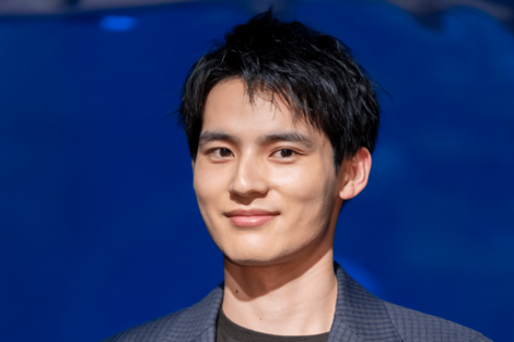 映画『九龍ジェネリックロマンス』主演・水上恒司のオフショが「佐藤二朗っぽい」ファンが驚いた“おじさん化”