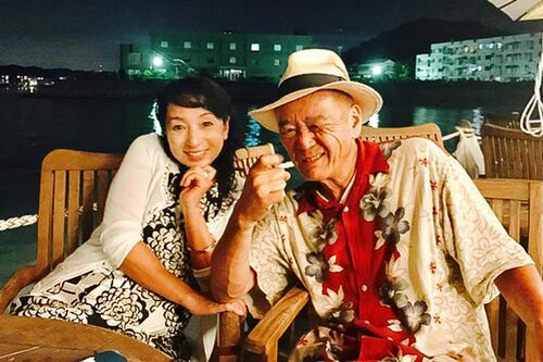 海の仲間に慕われ、出会いの輪を広げる小屋のオーナーの佐久間さんと