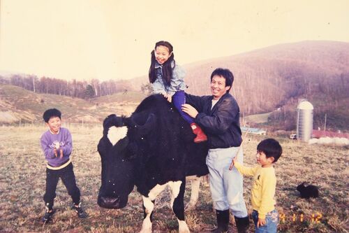 ’94年、桃源郷牧場にて家族と。2男2女に恵まれたが、それぞれ独立。東京ほかで働いている