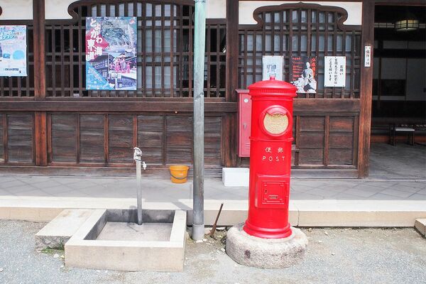愛知県・豊川稲荷境内には国内現役最古の丸型郵便ポストが。 1912年製で、郵便の文字が右書きで書かれているのは現在、日本に2つしか存在していないとか。撮影/大嶺こず恵