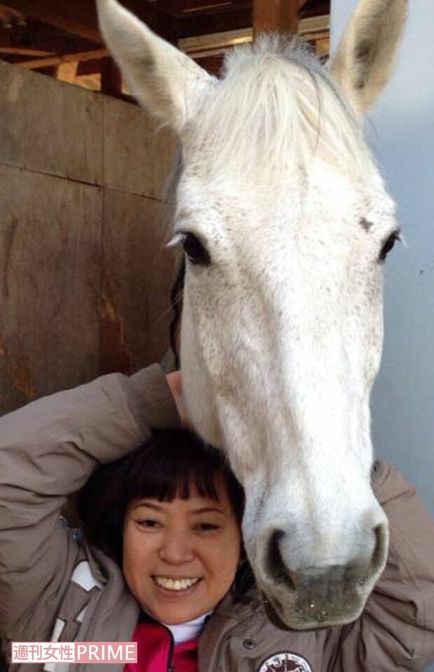 愛馬と写る田村容疑者（田村容疑者のFacebookより）