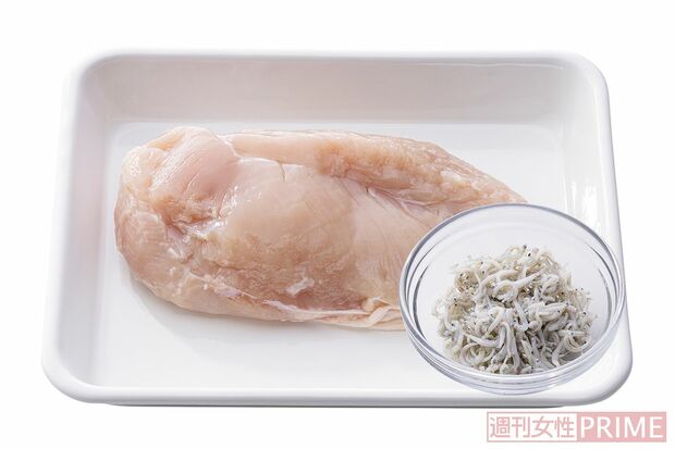 タンパク質&コラーゲンが豊富な鶏むね肉としらす（撮影／廣瀬靖士）