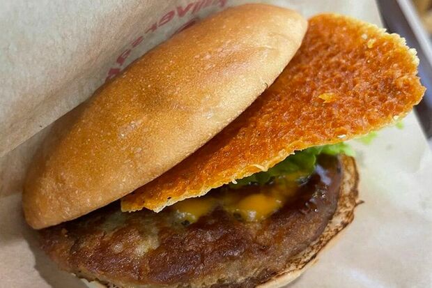 ファーストキッチンのクラシックパリとろチーズ×チーズバーガー（620円）。今までにない（!?）パリパリ状態に焼き上げたチーズを使用している点が極めて珍しい。しっかりチーズソースもかかっており、カリカリとトロトロの双方のチーズが楽しめる（筆者撮影／東洋経済オンライン）