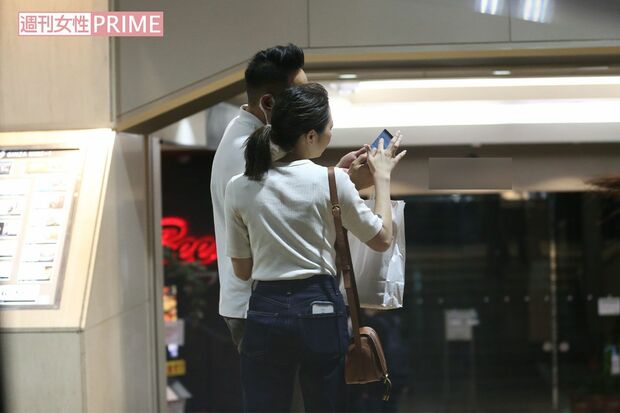 元『NMB48』の松岡知穂と肩を寄せ合ってスマホを覗き込む実業家のX氏