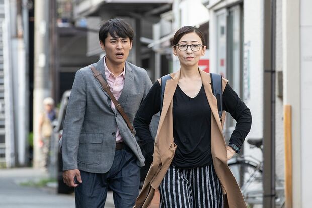 常識破りの天才、真奈子と彼女に振り回されっぱなしの助手の野津田　(c)NHK