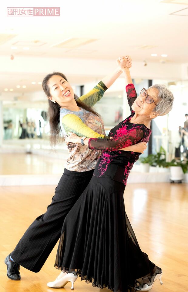 5cmのヒールを履きこなして踊るダンスは、100歳とは思えない若々しさ　撮影／矢島泰輔