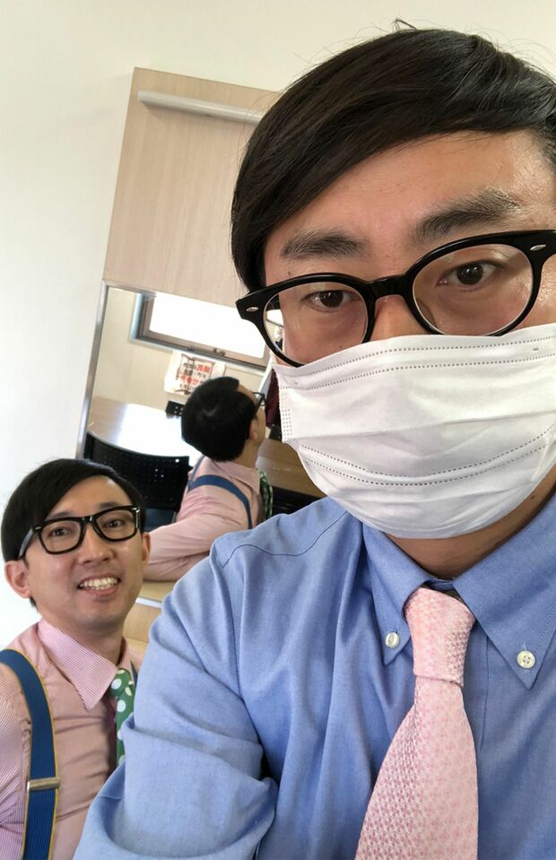 ホームであるよしもと漫才劇場に凱旋し、「おいでやすこが」として舞台に立つ