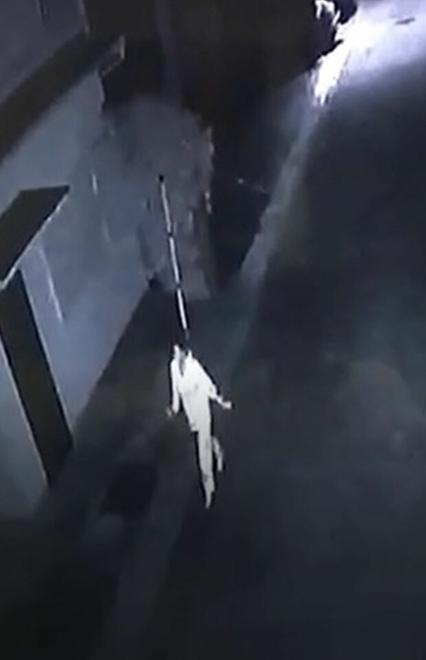 7月23日午前2時44分、容疑者宅から接近する女性（住民が設置した防犯カメラ映像より）