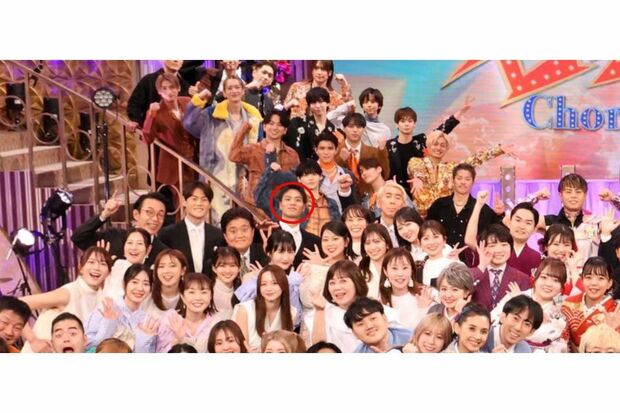 集合写真に写っていた山本賢太アナウンサー(『オールスター合唱バトル』公式Xより)
