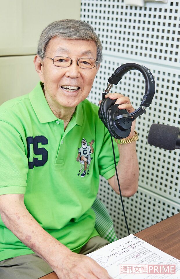 1964年の東京オリンピックの実況も担当した元祖民放フリーアナウンサー、押阪忍（86）さん（衣装協力：キャプテンサンタ）