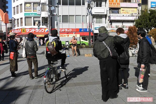 東京・高円寺の路上でパフォーマンスをする、ごっちゃんこさん