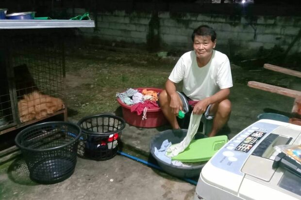 洗濯板を使い自分の手で家族のために洗濯をする吉岡さん