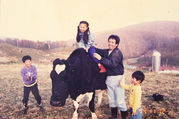 ’94年、桃源郷牧場にて家族と。2男2女に恵まれたが、それぞれ独立。東京ほかで働いている