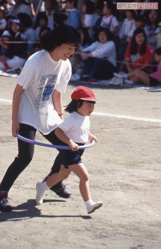 IMALU（当時4歳）の幼稚園の運動会で親子競技に参加する大竹しのぶ（1993年10月9日）（1/3）
