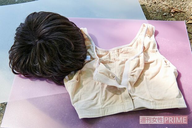 医療用ウイッグをかぶって仕事に行った。ウイッグの横に写っているのは術後に着用した医療用ブラジャー。やわらかい素材で肌に優しく、看護がしやすいよう、前開きになっている