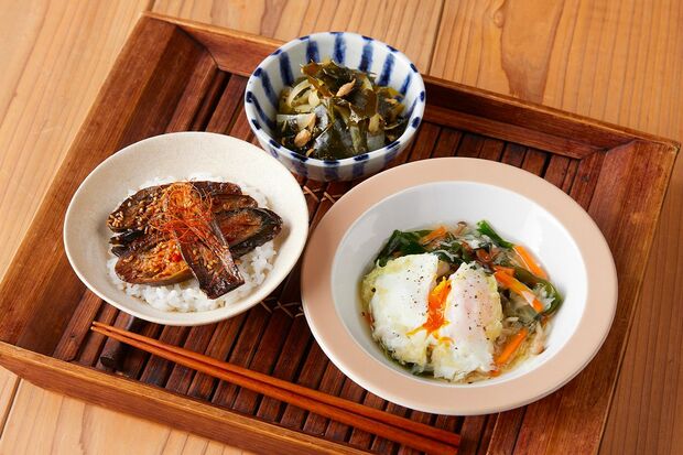 【夕】即席なす丼とボリューム野菜スープとわかめとツナの煮物 撮影/KATOMI(STUDIOEYE)