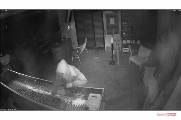 お目当てのものを見つけたのか、ショーケース内に再び手を突っ込む（江口時計店提供）7/8