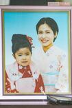 真菜さんと莉子ちゃんの遺影。被告は、2人の前で心を込めて手を合わせたことはある?